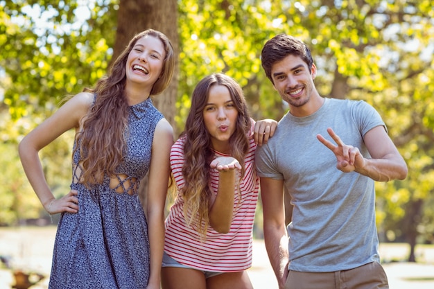 Foto amici felici che sorridono alla macchina fotografica