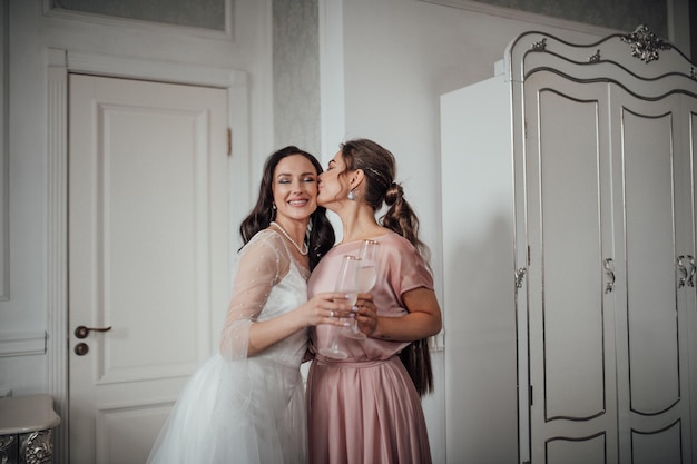 Photo happy friends standing against door