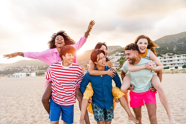 Foto amici felici in piedi sulla spiaggia