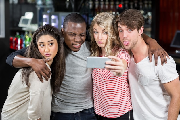 Amici felici che prendono selfie