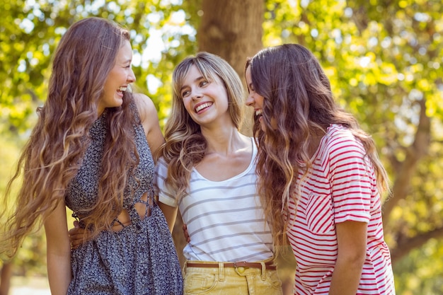 Foto amici felici che prendono un selfie