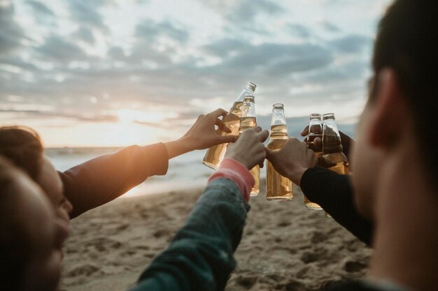 ビーチで乾杯する幸せな友達