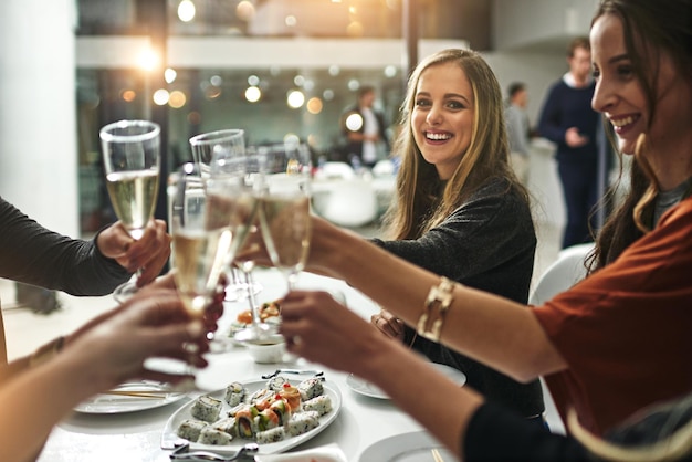 Photo happy friends toasting wine glasses