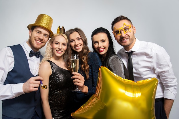 Фото Счастливые друзья с золотыми реквизитами вечеринки позируют