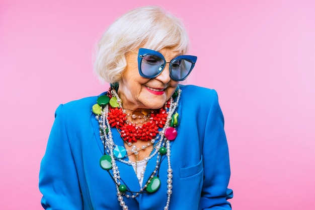色の背景にファッショナブルな服の肖像画と幸せで面白いクールな老婦人ライフスタイルの高齢者と高齢者についての贅沢なスタイルの概念を持つ若い祖母