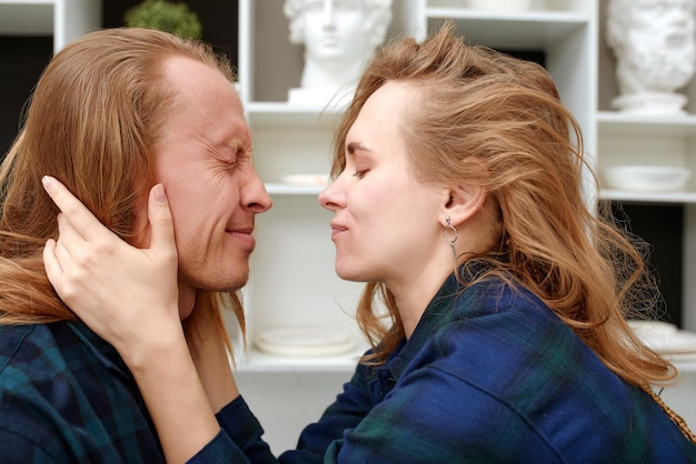 Photo happy and funny couple kissing image ready for international world kissing day july or valentines