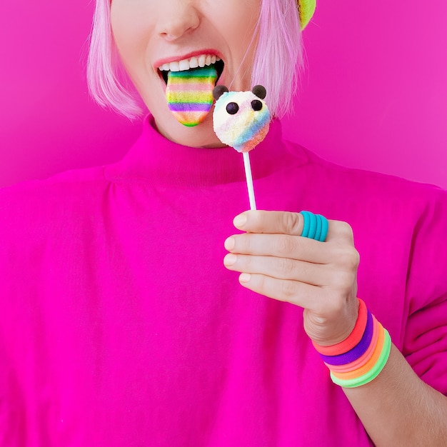 사진 행복한 재미있는 소녀. 사랑 과자. 팬더 사탕과 무지개