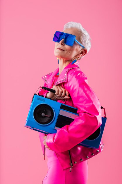 Photo happy and funny senior old woman on colorful background