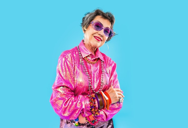 Photo happy and funny senior old woman on colorful background