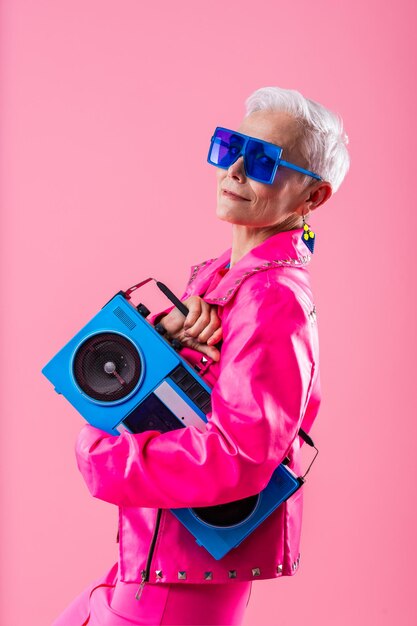 Photo happy and funny senior old woman on colorful background