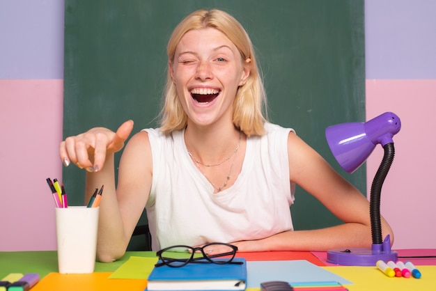 Insegnante divertente felice che fa l'occhiolino. ritratto di insegnante a scuola. concetto di educazione.