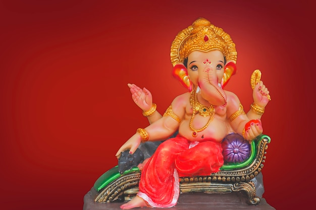Happy ganesh chaturthi greeting card design con lord ganesha idol