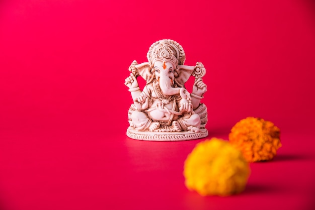 Поздравительная открытка happy ganesh chaturthi с использованием фотографии идола лорда ганапати или бога слонов индуистской религии