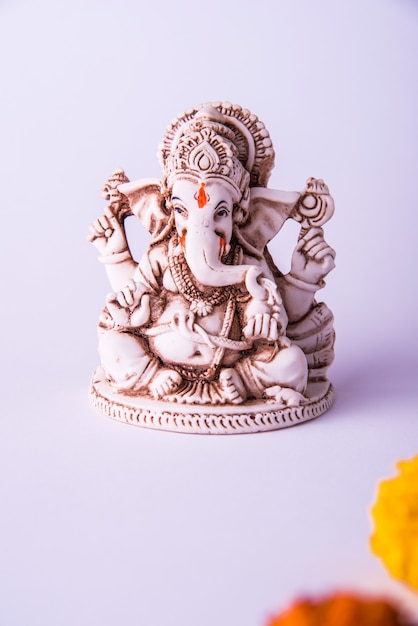 Фото Поздравительная открытка happy ganesh chaturthi с использованием фотографии идола лорда ганапати или бога слонов индуистской религии