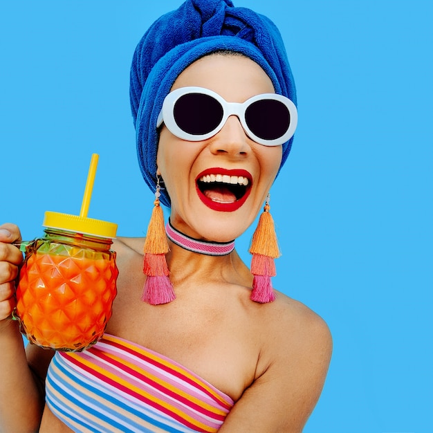 Счастливая девушка, африканская пляжная вечеринка, стиль, модные летние аксессуары, платок, серьги, очки