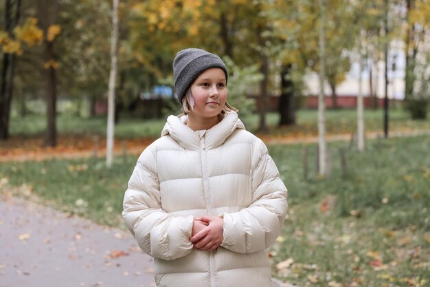 Ragazza felice nel parco d'autunno