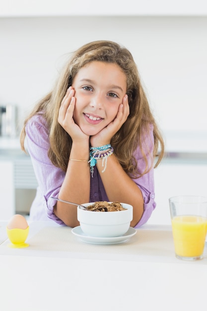 Photo happy girl at breakfast