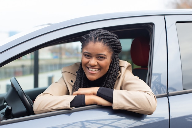 車の運転で幸せな女の子、アフリカ系アメリカ人