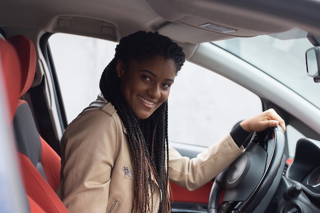 車の運転で幸せな女の子、アフリカ系アメリカ人