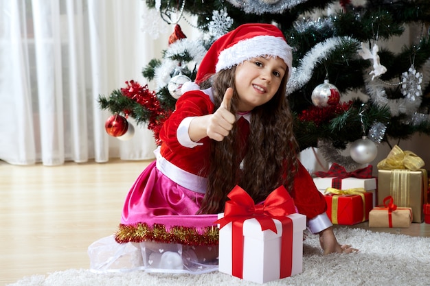 Ragazza felice che celebra il Natale