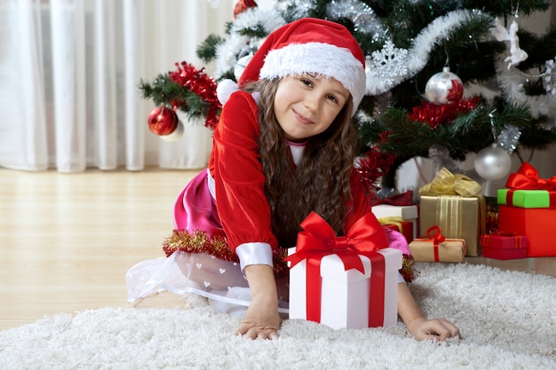 Ragazza felice che celebra il natale