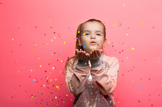 Photo happy girl celebrating on a pink background