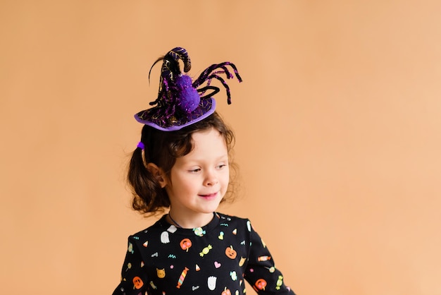 写真 ハロウィーンの魔女に扮した幸せな女の子