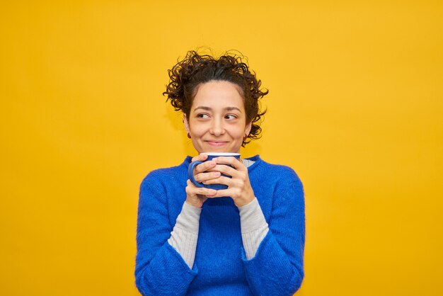 Photo happy girl drinking hot beverage