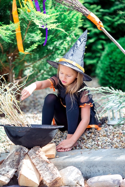 Photo happy girl in halloween costume