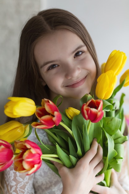 写真 彼の手で大きな花束チューリップを持って幸せな女の子