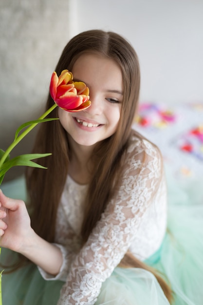 彼の手で大きな花束チューリップを持って幸せな女の子