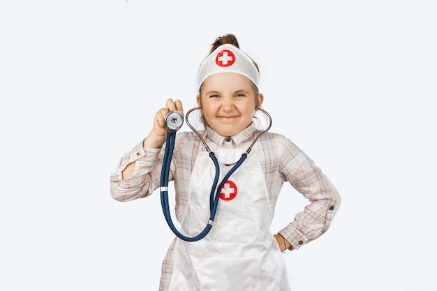 Photo happy girl playing a doctor