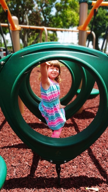 写真 公園で遊んでいる幸せな女の子