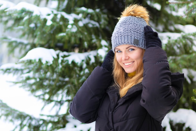 写真 クリスマスイブ、新年の凍るような日に雪で遊ぶ幸せな女の子。雪の森で笑っている若い女性。