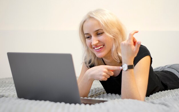 Photo happy girl points to the clock. the value of time. business over the internet. came to the meeting on time.