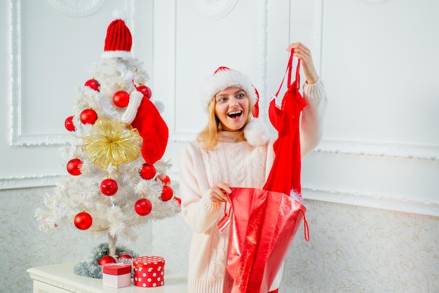 Счастливая девушка готовится к празднованию нового года и рождества Красное белье на Рождество женщины Рождество