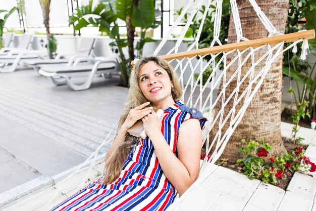 Photo happy girl resting in hammock