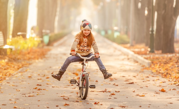 公園で自転車に乗って幸せな女の子