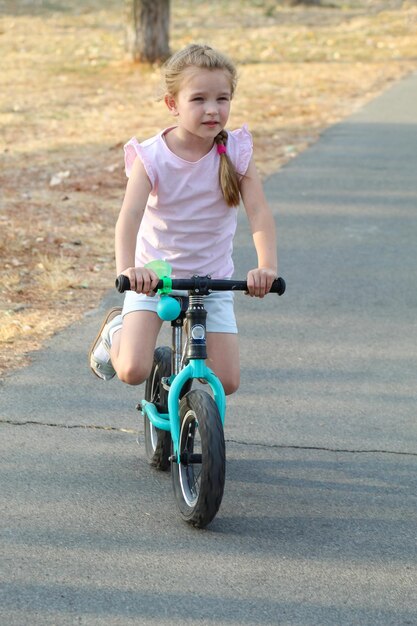 幸せな女の子が自転車に乗っている