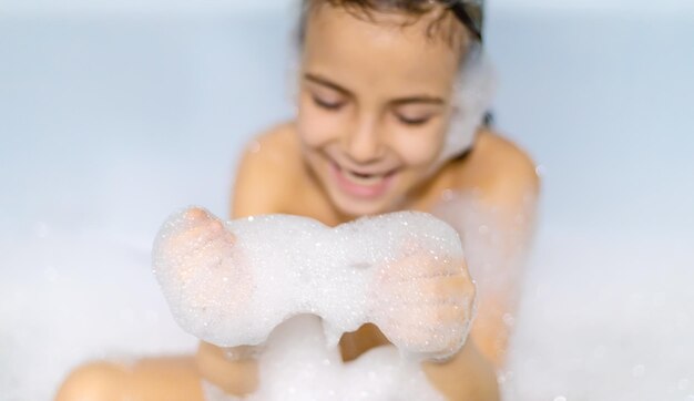 Foto ragazza felice che fa il bagno in bagno