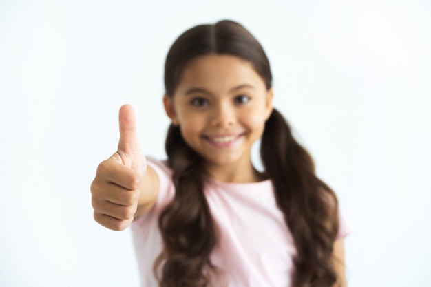 Photo the happy girl thumbs up on the white background