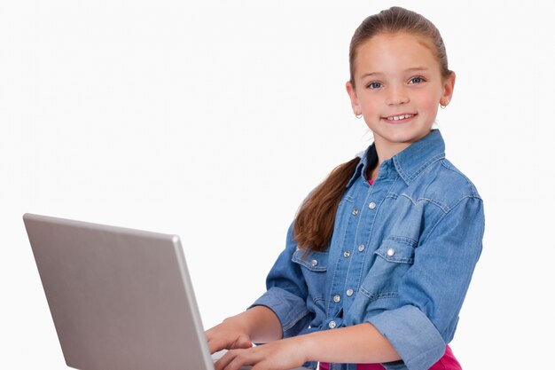Счастливый девушка, используя ноутбук