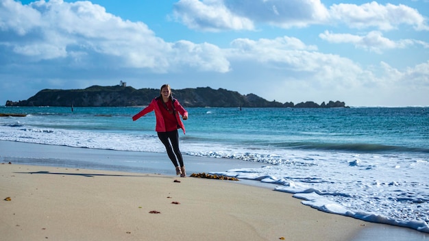 행복한 소녀는 호주 서부의 마가렛 강 근처에 있는 유명한 가오리 해변을 걷고 있습니다.