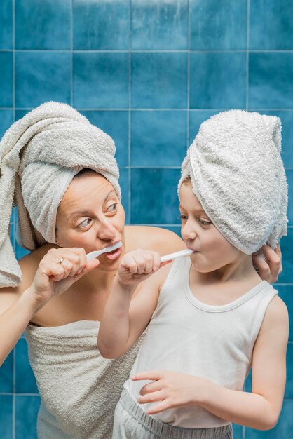 Foto ragazza felice con le braccia alzate in bagno