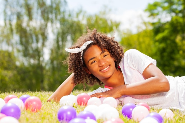 Photo happy girl with arms raised on field