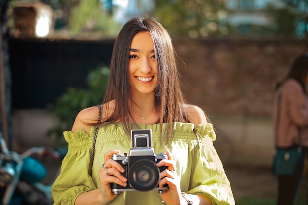 Foto ragazza felice con una macchina fotografica