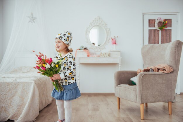 Счастливая девушка с букетом цветов в руках