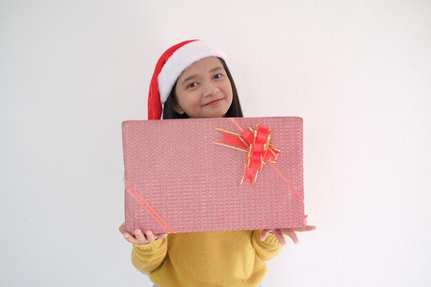 Photo happy girl with gift box and santa claus hat on whiye background