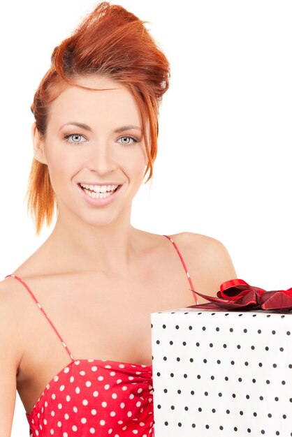 흰색 위에 선물 상자와 함께 행복 한 여자
