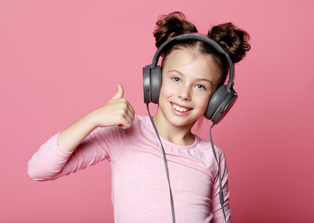 Photo happy girl with headphones listening to music
